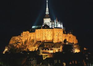 Monte Saint Michel, Francia-Monte Saint Michel en los Destinos Turisticos de la noche